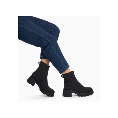 VALERIE Noir, Chelsea boots Vanessa Wu