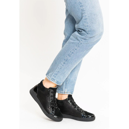 ROM Noir, Boots Ara