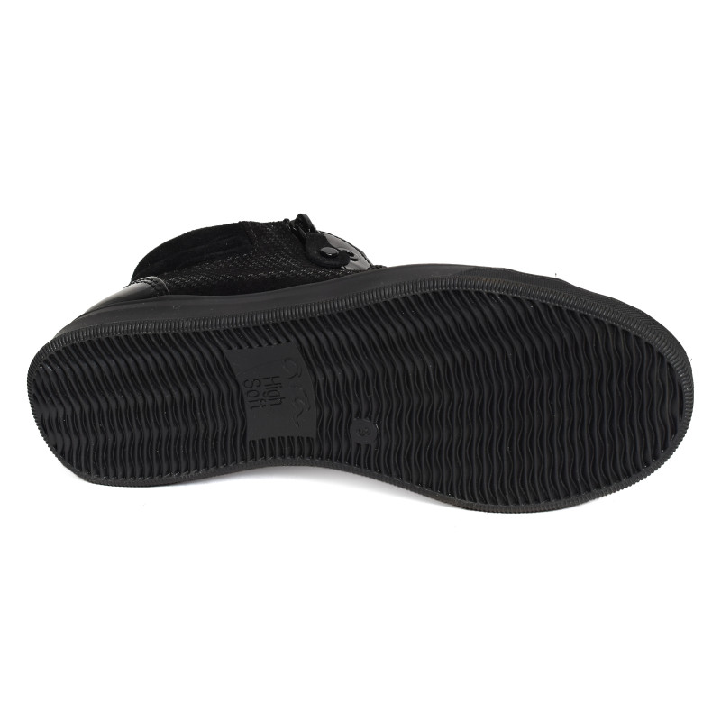 ROM Noir, Boots Ara