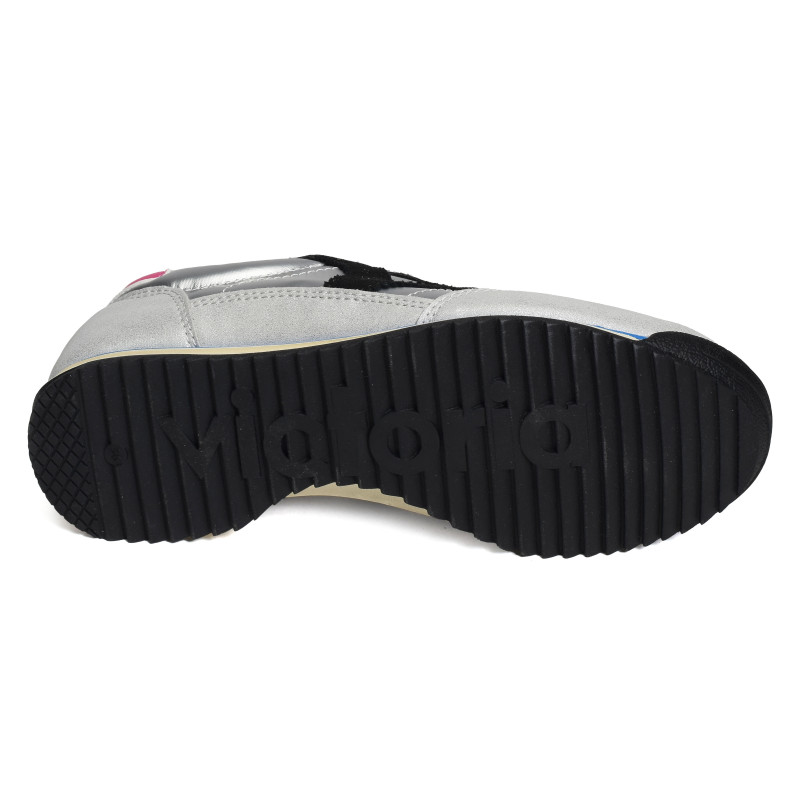 1158102 Argent, Baskets running Victoria
