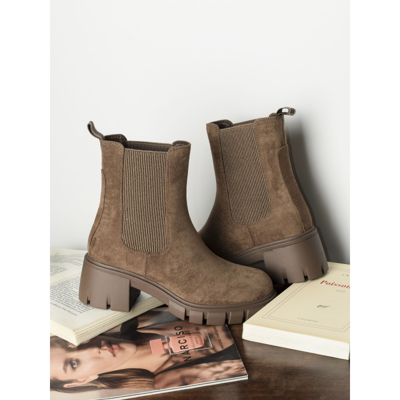 HERINE Café, Chelsea boots Vanessa Wu
