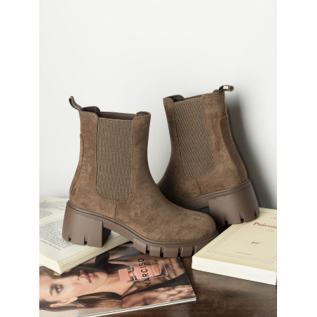 HERINE Café, Chelsea boots Vanessa Wu