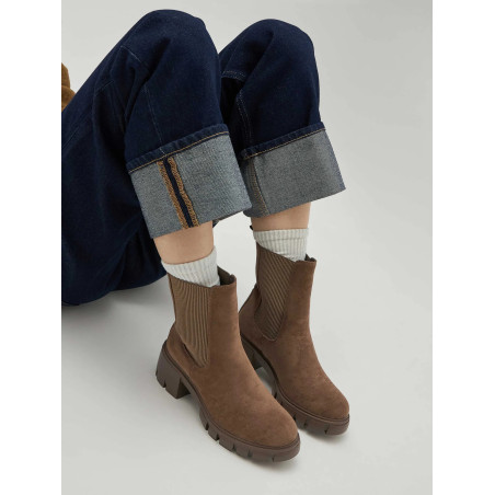 HERINE Café, Chelsea boots Vanessa Wu