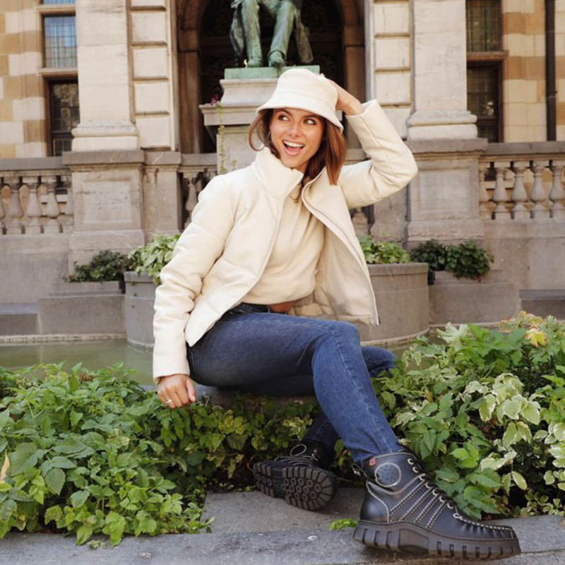 4001 Noir, Boots Mag