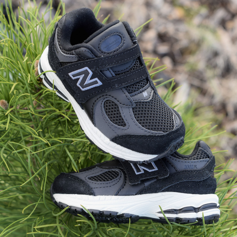 IV2002 Noir, Baskets running New Balance