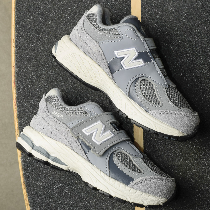 IV2002 Gris, Baskets running New Balance