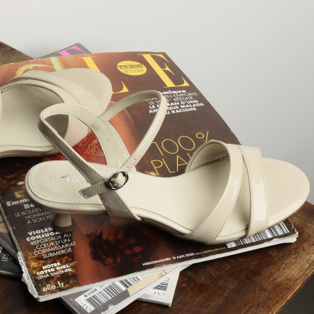 28314 Verni Beige, Nu-Pieds à talon Tamaris