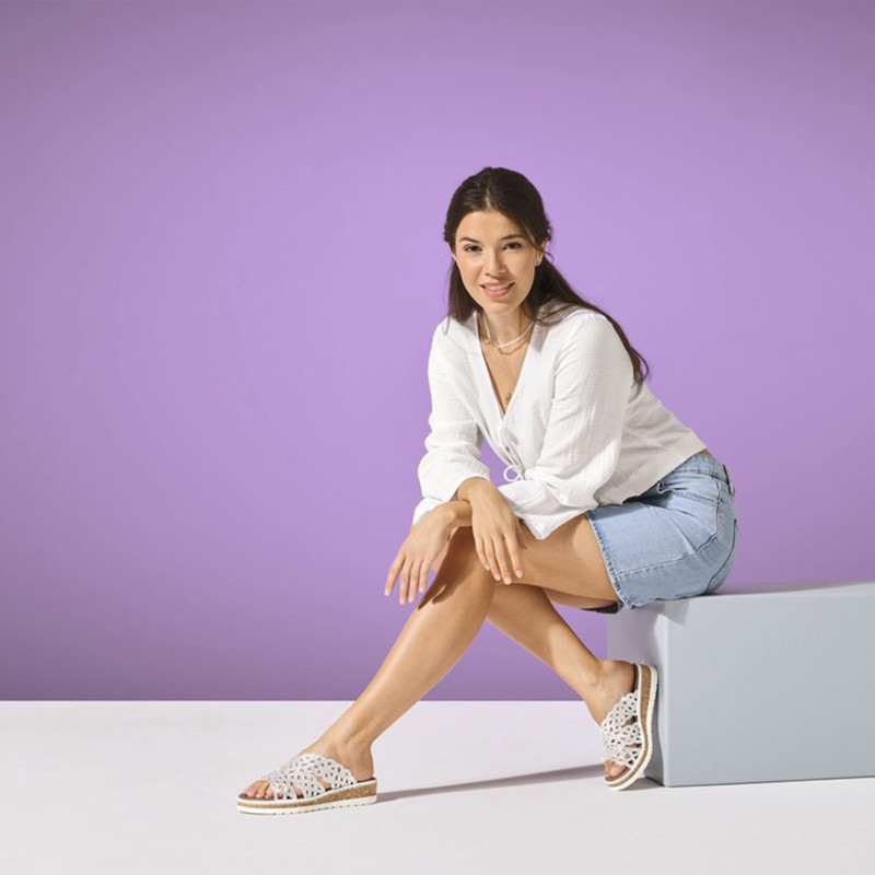 V4189 Blanc, Mules Rieker